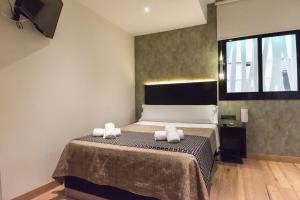 Postel nebo postele na pokoji v ubytování DAOS Suites & Terrace Marbella