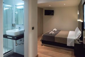Postel nebo postele na pokoji v ubytování DAOS Suites & Terrace Marbella