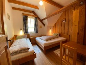 una habitación con dos camas y una ventana en Kürbishof Gartner, en Fehring