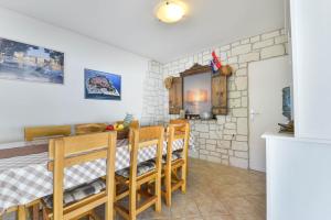 uma cozinha e sala de jantar com mesa e cadeiras em Privlaka Holiday House em Privlaka