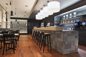 Ο χώρος του lounge ή του μπαρ στο Hotel Löwen am See