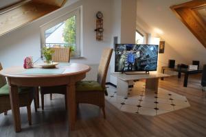 TV a/nebo společenská místnost v ubytování Ferienwohnung Ahrtalblick