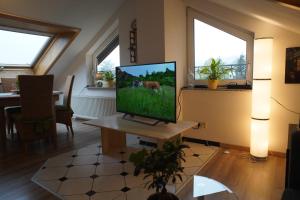 TV a/nebo společenská místnost v ubytování Ferienwohnung Ahrtalblick
