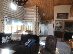 a living room with a couch and a dining room at Chalet Ahma in Jurmu