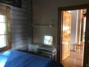 a bedroom with a desk and a mirror in a room at Chalet Ahma in Jurmu