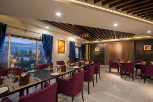 Legend Hotel Islamabad tesisinde bir restoran veya yemek mekanı