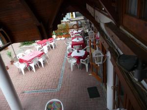 an overhead view of a group of tables and chairs at Oleander B&B in Siófok