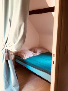 Tempat tidur dalam kamar di Les 4 lions duplex chic et charme