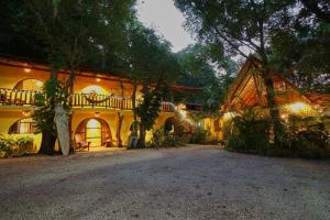 een groot huis met een pad ervoor bij Nosara Sunrise Bed and Breakfast in Nosara