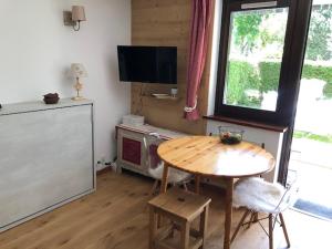 TV a/nebo společenská místnost v ubytování Studio au calme avec jardin et vue Mont-Blanc