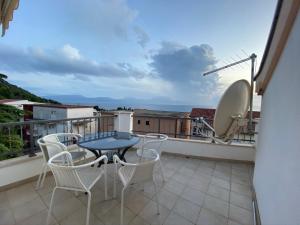 patio con mesa y sillas en el balcón en Apartments Grozdana, en Gradac