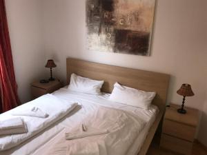 1 dormitorio con 1 cama y 2 toallas blancas en Fewo Ostseetraum, en Kühlungsborn