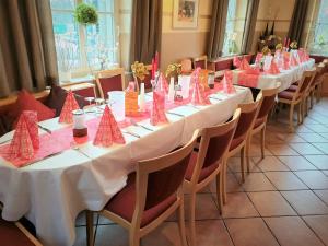 une rangée de tableaux avec chapeaux en papier rouge sur eux dans l'établissement Hotel Alttolkewitzer Hof, à Dresde