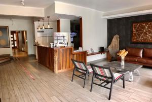 a living room with a table and chairs and a couch at KU Hotel Turismo Temuco in Temuco