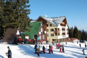 um grupo de pessoas em pé na neve em frente a um edifício em Martinske Hole, Apartman, Nova Ponorka em Martin