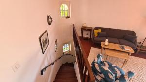 un soggiorno con scala e divano di La Sentinelle a Les Arcs-sur-Argens