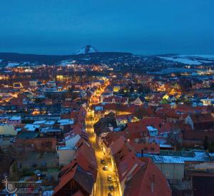 Una ciudad de noche con un puente en el fondo en FerienAppartement NO.18, en Sangerhausen