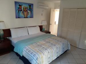 ein Schlafzimmer mit einem Bett und einem Wandgemälde in der Unterkunft Zander's Paradise @Mystic (King) in Ocho Rios