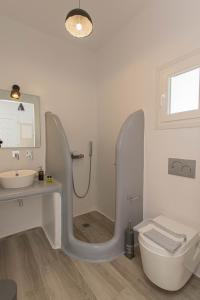 Kúpeľňa v ubytovaní Oniropetra Apartments Mykonos + 29 fotografií