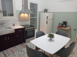レオニディオにあるDanesi Houseのキッチン(白いテーブル、白い冷蔵庫付)