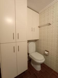 レオニディオにあるDanesi Houseのバスルーム(トイレ、白いキャビネット付)