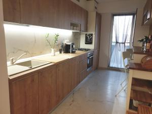 Кухня или мини-кухня в North Cozy Apartment - Aviatiei

