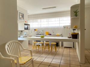 Kuhinja oz. manjša kuhinja v nastanitvi Via Praia Apart Hotel