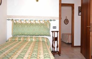 Łóżko lub łóżka w pokoju w obiekcie Claudia House Green Residence Sirmione