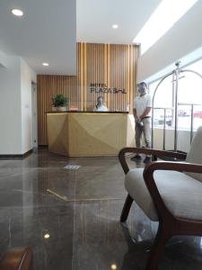 Ein Mann steht in der Lobby eines Gebäudes. in der Unterkunft Hotel Plaza Sol Veracruz in Veracruz