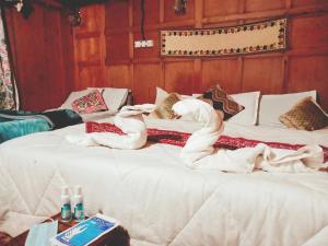 Letto o letti in una camera di S Group Of Houseboat