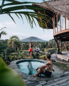 Πισίνα στο ή κοντά στο Veluvana Bali