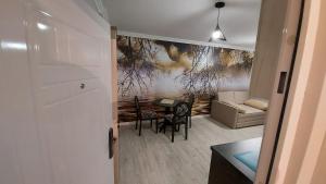 APARTMAN studio DADO في أوزيتشي: غرفة معيشة مع طاولة وأريكة
