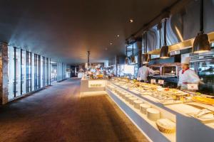 ANA Crowne Plaza Akita, an IHG Hotel في أكيتا: مطبخ مع طابور بوفيه مع الشيفات الذين يعدون الطعام