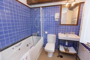 A bathroom at Hotel Rural Casa Xusto