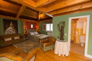 A bed or beds in a room at Hotel Rural Casa Xusto