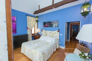 A bed or beds in a room at Hotel Rural Casa Xusto