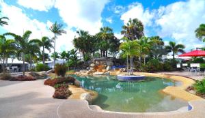 una piscina en un complejo con un parque acuático en Mission Beach Resort en Mission Beach