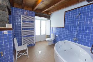 A bathroom at Hotel Rural Casa Xusto