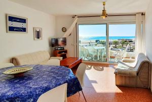 - un salon avec une table et une vue sur l'océan dans l'établissement Rocamaura II 2 8 inmoestartit, à L'Estartit