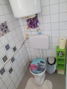 Eden Garden tesisinde bir banyo