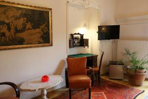 a living room with a table and a painting on the wall at Baderhaus in Bruck an der Mur