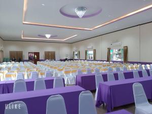 a large banquet hall with purple and white tables and chairs at จักรดาว เมาท์เท่น วิว (Mountain View) in Ban Nong Saeng (4)