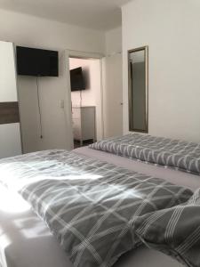 duże łóżko w białym pokoju z telewizorem w obiekcie Ferienwohnung Top 3 w mieście Lungötz +31 zdjęć