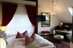 a bedroom with a bed and a desk and a mirror at Baderhaus in Bruck an der Mur