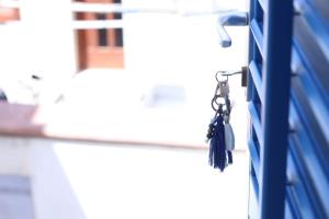 a pair of keys hanging from the side of a bus at La Casa del Purpaiolo in Favignana