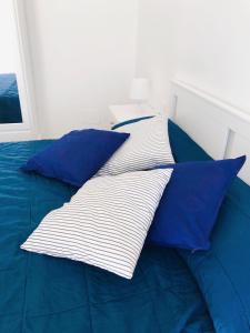 a stack of pillows sitting on top of a bed at La Casa del Purpaiolo in Favignana