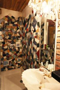 a bathroom with a sink and a mirror at Baderhaus in Bruck an der Mur