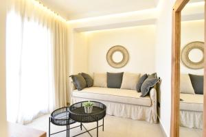 Tropicana Hotel , Suites & Villas Mykonos tesisinde bir oturma alanı