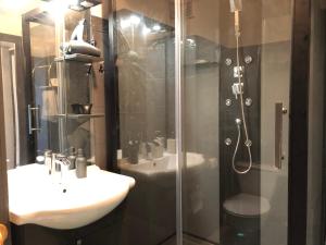 un bagno con due lavandini e una doccia in vetro di Charmant Duplex T3 avec Balcon - Halle Olympique ad Albertville