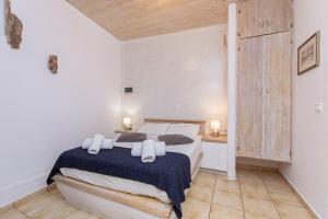 a bedroom with a bed with two towels on it at Peristeronas Village in Klouvas